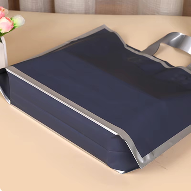 Wedding Supply Store - 50枚入りフロスト加工ハンドショッピングバッグ、シルバーエッジギフトバッグ、パーティー用品包装バッグ、カスタム衣料品店用カスタムブランドロゴ