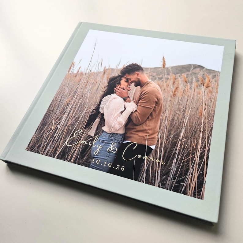 Personalized Guest Book - 箔押しと写真カバー付きカスタム結婚式のゲストブック | セージグリーンのハードカバー式レセプションブック